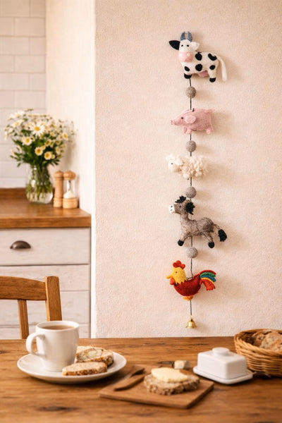 feelz - Filzgirlande Bauernhof mit Hahn, Esel, Schaf, Schwein und Kuh an der Wand
