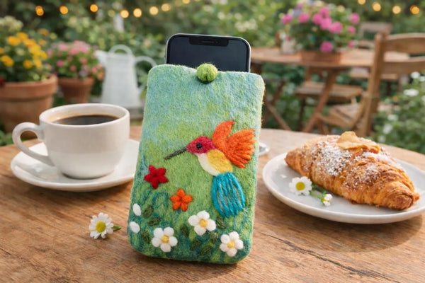 feelz Handyhülle Kolibri auf Tisch