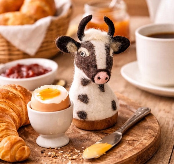 feelz Eierwärmer Kuh auf dem Frühstückstisch