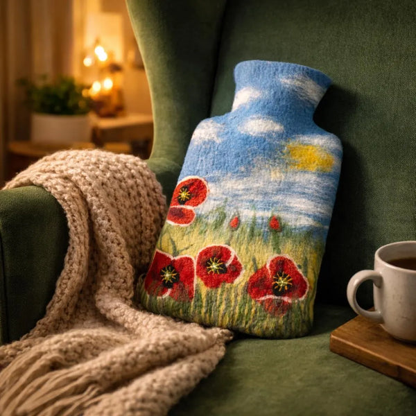 feelz Wärmflasche Mohn auf Sofa