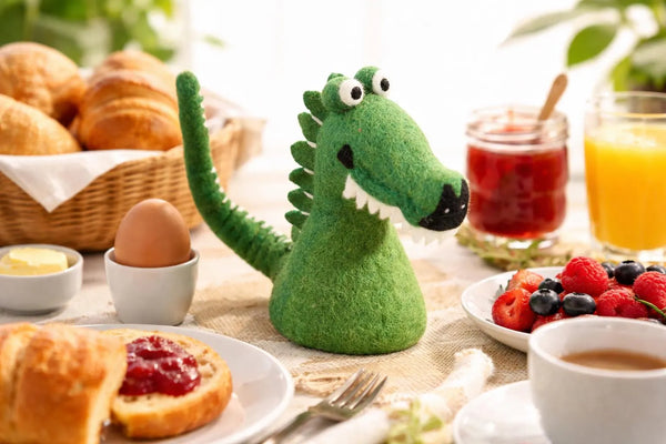 feelz Eierwärmer Krokodil auf Frühstückstisch