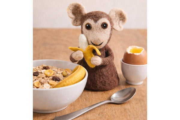 feelz Eierwärmer Affe mit Banane auf Frühstückstisch