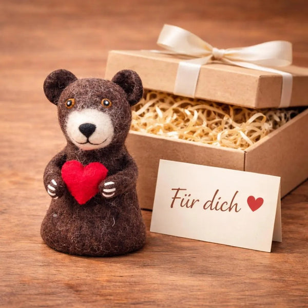 feelz Eierwärmer Bär mit Herz als Geschenk