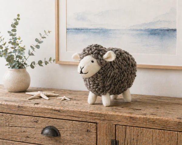 Großes Filz Schaf aus Wolle – handgemachte Osterdeko | Schaf Figur in Weiß oder Natur | Fair Trade Filzdeko