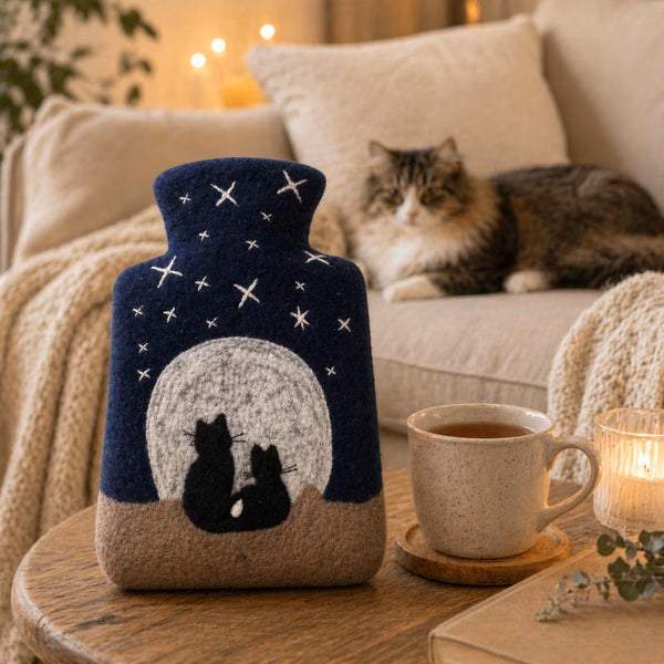 Wärmflasche Katze Nacht – handgefertigte Filz Wärmflasche 1,8L, Geschenk für Katzenliebhaber, Wolle