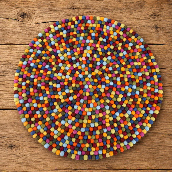 feelz Sitzkissen aus Filzkugeln bunt