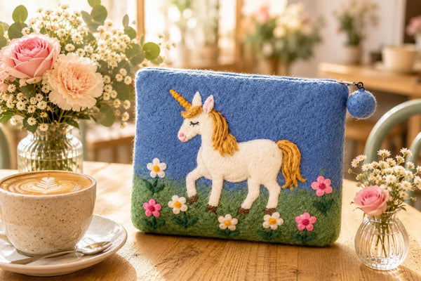 feelz Täschchen aus Filz mit Einhorn Lumi auf Blumenwiese auf Tisch mit Blumen