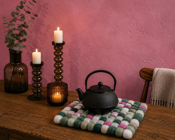 feelz Filzkugeluntersetzer, quadratisch - pink, rosa, grün auf Tisch mit kanne