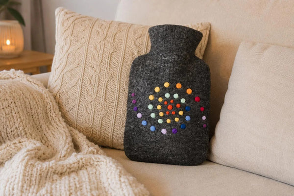 Wärmflasche „Spirelli“ | Handgefilzte Filz-Wärmflasche aus 100 % Wolle (Merino) | bunte Spirale auf Wärmflasche mit 1,8 Liter