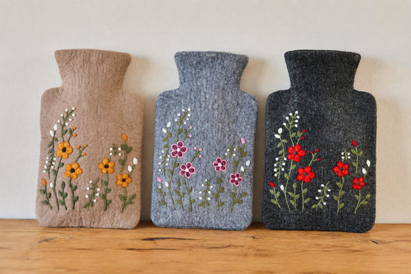 Wärmflasche "Wiesenblüte" – Handgefilzte Filz-Wärmflasche aus 100 % Wolle (Merino) | 1,8 Liter | in 3 Farben