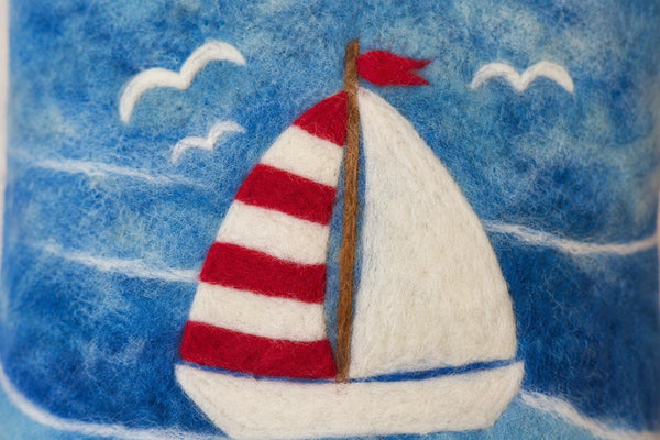 Wärmflasche „Segelboot“ – Handgefilzte Filz-Wärmflasche aus 100 % Wolle (Merino) | Maritime Wärmflasche mit 1,8 Liter