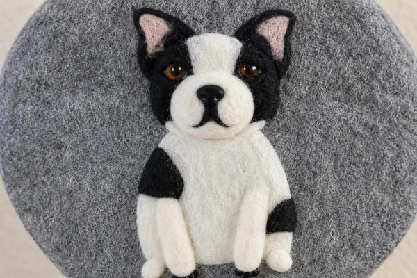 Wärmflasche Herz „Bulldog“ – Handgefilzte Filz-Wärmflasche aus 100 % Wolle (Merino) | Hundemotiv | 1 Liter