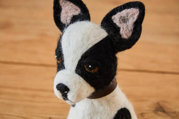 feelz Eierwärmer Bulldogge, Hund aus Filz – handgefertigt aus 100 % Wolle (Merino), Geschenk für Hundeliebhaber, Fair Trade nah