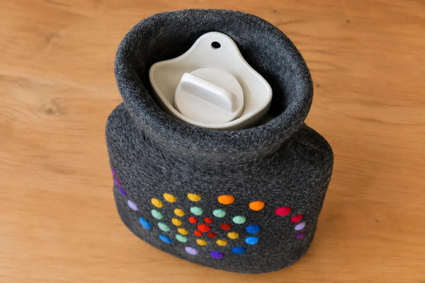 Wärmflasche „Spirelli“ | Handgefilzte Filz-Wärmflasche aus 100 % Wolle (Merino) | bunte Spirale auf Wärmflasche mit 1,8 Liter
