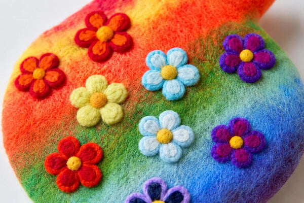 Wärmflasche Herz "Happy Flowers“ – Handgefilzte Filz-Wärmflasche aus 100 % Wolle (Merino) | Regenbogen & Blumen | 1 Liter
