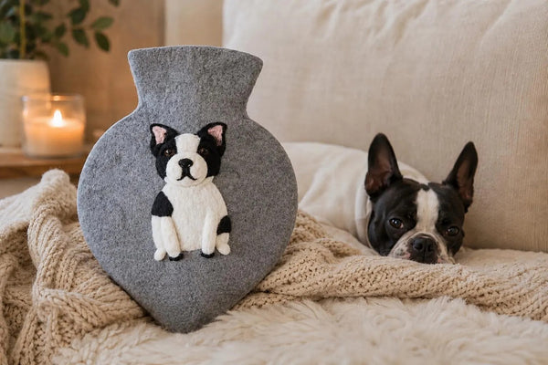 Wärmflasche Herz „Bulldog“ – Handgefilzte Filz-Wärmflasche aus 100 % Wolle (Merino) | Hundemotiv | 1 Liter