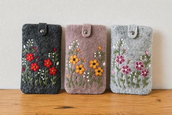 Schutzhülle Smartphone aus Filz 12 x 20 cm "Wiesenblüte", filigrane Blüten in 3 Farben, aus 100 % Wolle