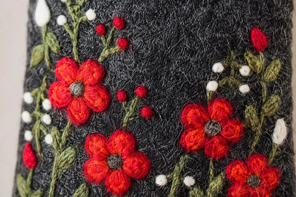 Schutzhülle Smartphone aus Filz 12 x 20 cm "Wiesenblüte", filigrane Blüten, aus 100 % Wolle nah
