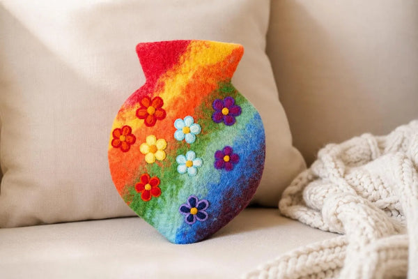 Wärmflasche Herz "Happy Flowers“ – Handgefilzte Filz-Wärmflasche aus 100 % Wolle (Merino) | Regenbogen & Blumen | 1 Liter