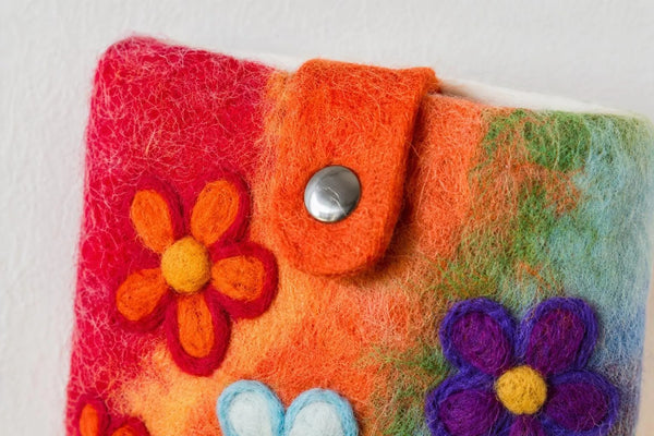 feelz Handyhülle "Happy Flowers" aus 100 % Wolle Magnetknopf