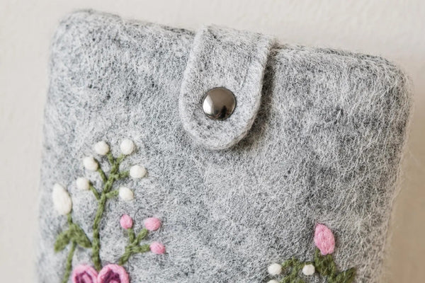Schutzhülle Smartphone aus Filz 12 x 20 cm "Wiesenblüte", Magnetknopf