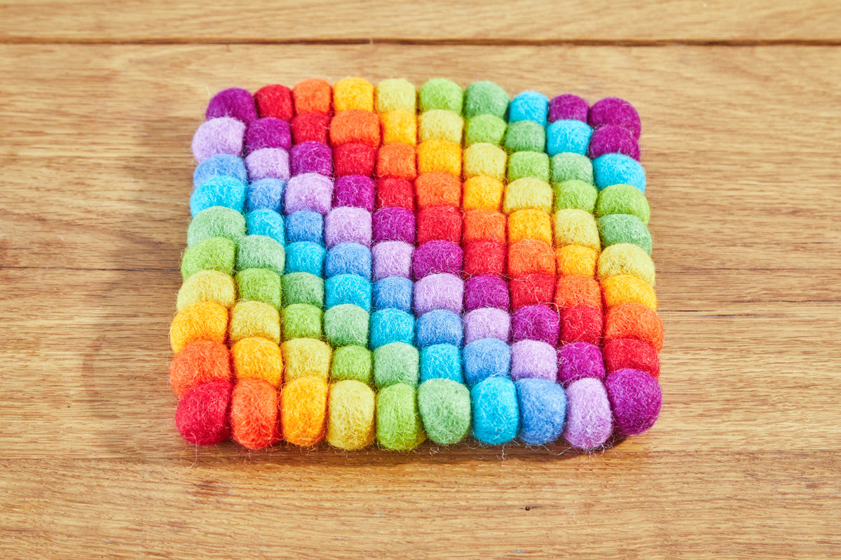 Untersetzer eckig aus Filzkugeln (100% Wolle) 20x20cm, Regenbogen - fair gehandelt