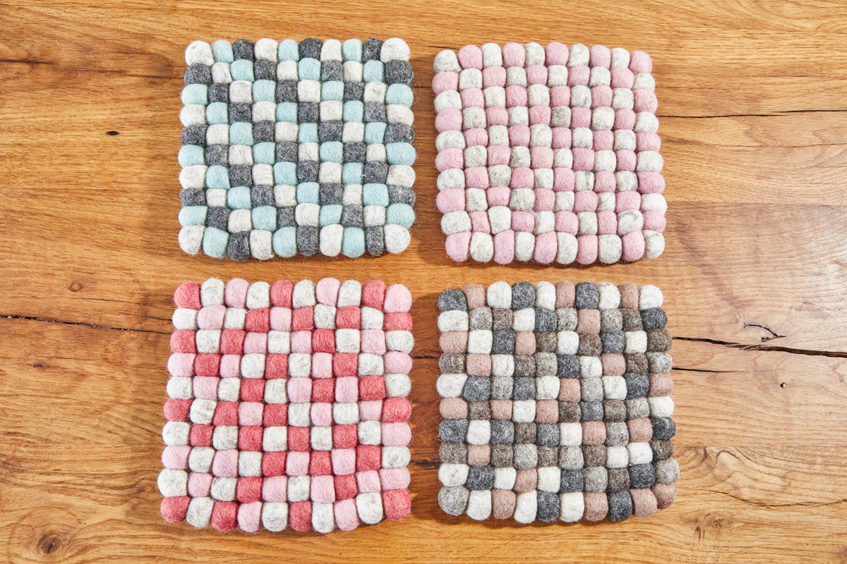 Untersetzer aus Filzkugeln (100% Wolle) 20x20cm, pastell, rosa, blau, braun, pink - fair gehandelt