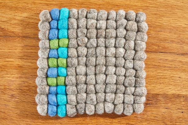 Untersetzer aus Filzkugeln (100% Wolle) 20x20cm, natur mit blau/grünem Streifen - fair gehandelt