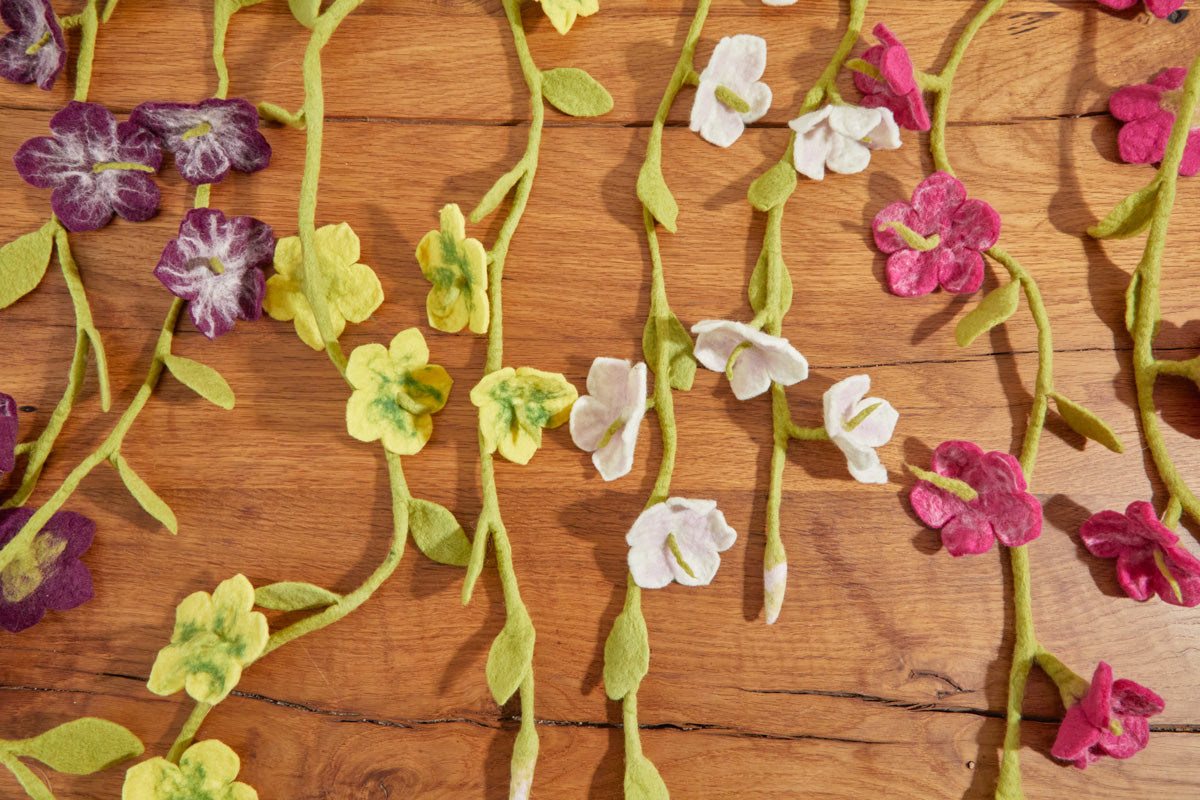 Blumengirlande, Blütenband aus Filz (Wolle), Wicke