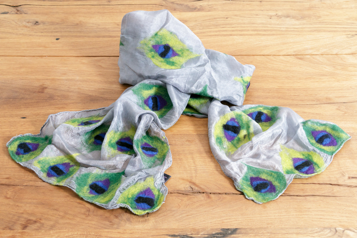 feelz - grauer Seidenschal mit blau-grünen Pfauenaugen aus Wolle (Merino) - Handarbeit