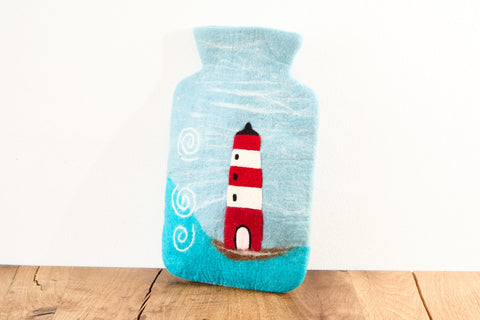 feelz - Wärmflasche aus Filz, blaues Meer mit Leuchtturm - Handarbeit