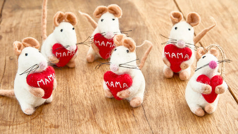 feelz - gefilzte weiße Maus mit Herz mit Aufschrift "Mama", Geschenk zum Muttertag - Handarbeit