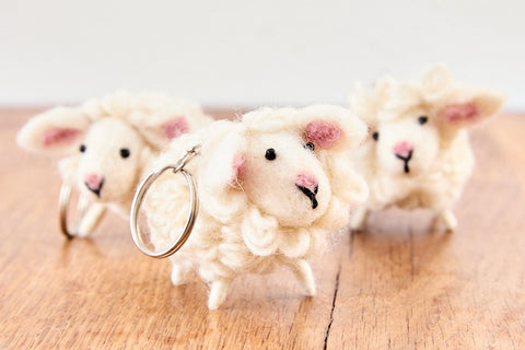 feelz - Schlüsselanhänger Schaf aus Filz mit weißen Löckchen und rosa Ohren - Handarbeit