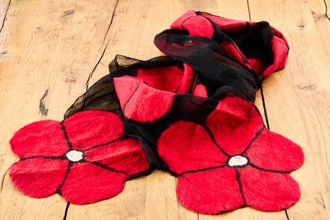 feelz - Schal schwarz mit großen roten Blumen aus Merinowolle - Handarbeit