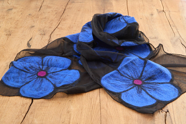 feelz - Schal schwarz mit großen blauen Blumen aus Merinowolle - Handarbeit