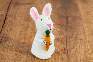 Eierwärmer Hase mit Möhre, Tierfigur aus Filz, Ostergeschenk