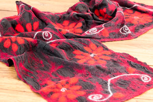 feelz - Seidenschal schwarz mit gefilzten Blumen und Herzen in rot und orange aus Merinowolle - Handarbeit