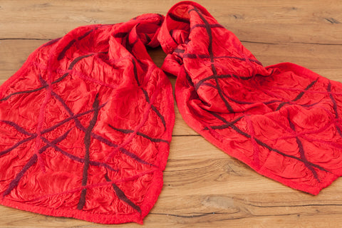 Seidenschal "Cross" rot mit dunklen Streifen aus Wolle - Handarbeit