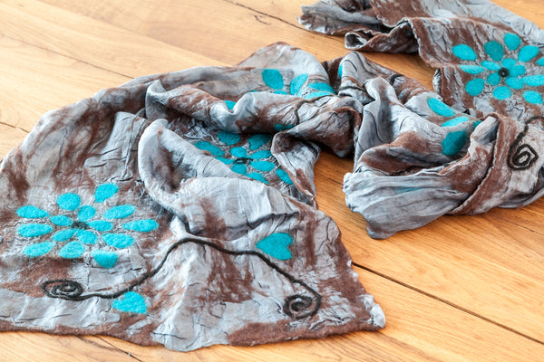 feelz - Seidenschal silber mit gefilzten Blumen und Herzen in blau und braun aus Merinowolle - Handarbeit