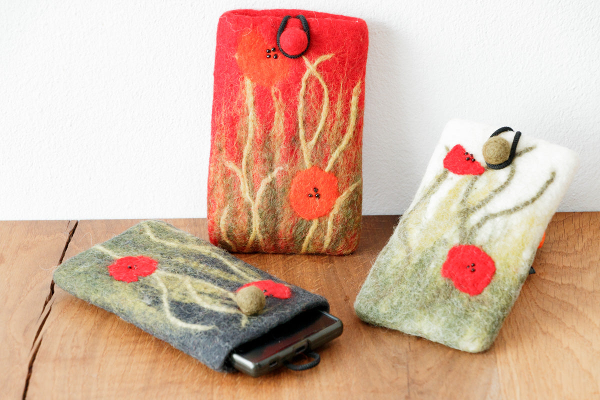 Handyhülle Mohnblumen, Schutzhülle für Handy / Smartphone aus Filz (Wolle),  Blumenmotiv