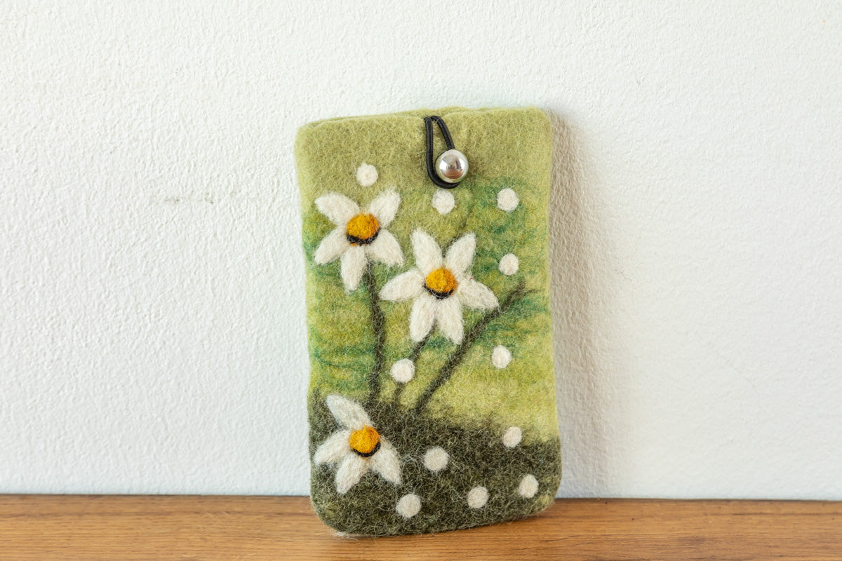 Handyhülle aus Filz grün mit Blumen (Margariten)