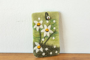 Handyhülle aus Filz grün mit Blumen (Margariten)