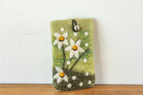 Handyhülle aus Filz grün mit Blumen (Margariten)