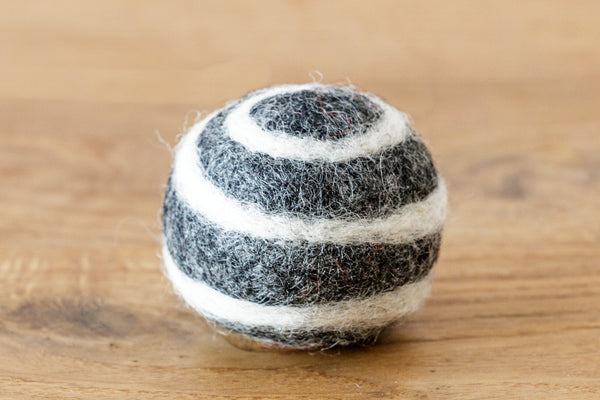 feelz - Katzenspielball mit Glöckchen aus Filz (Wolle) schwarz mit weisser Spirale