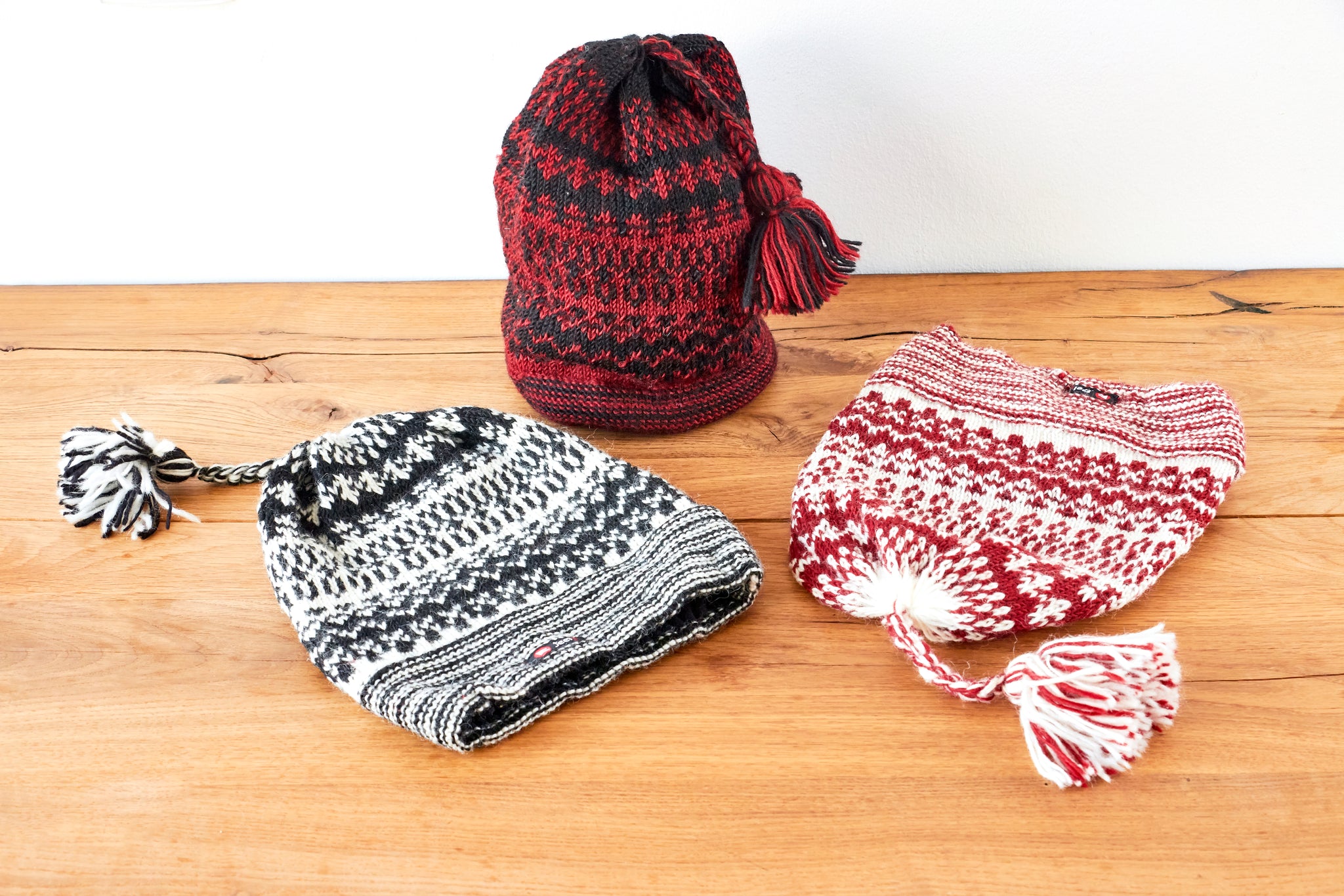 Strickmütze aus Wolle, Wollmütze mit Bommel rot, weiß, schwarz - Handarbeit