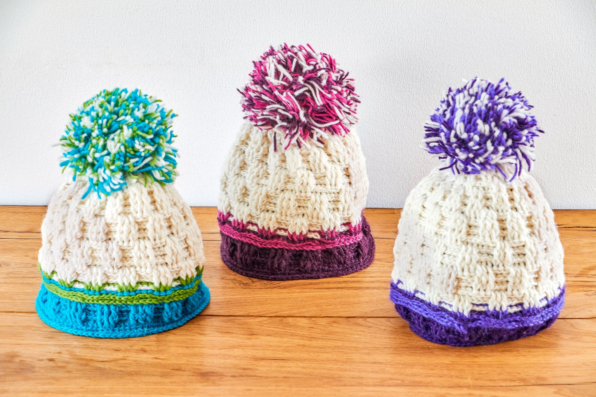 Strickmütze aus Wolle, Wollmütze weiss/bunt mit Bommel- Handarbeit