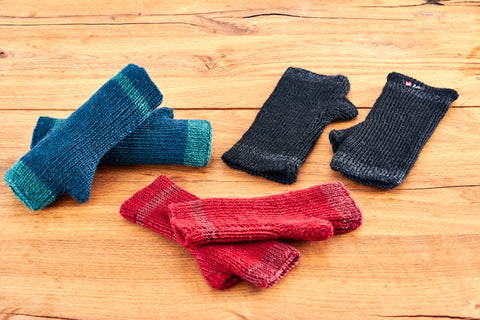 Gestrickte Stulpen aus Wolle, Schlichte Handstulpen blau, rot, schwarz, grau - Handarbeit