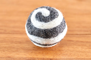 feelz - kleiner Spielball aus Filz (Wolle) für Katzen schwarz mit weißer Spirale