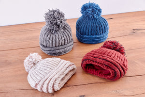 Strickmütze aus Wolle, Wollmütze schwarz, weiss, blau, rot mit Bommel - Handarbeit