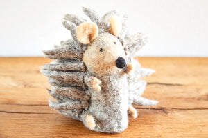 feelz - gefilzte Tierfigur Igel grau, natur (ungefärbte Wolle) - Handarbeit